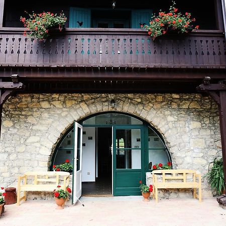 Hubertus Fogado Bed & Breakfast Csesznek Exterior photo