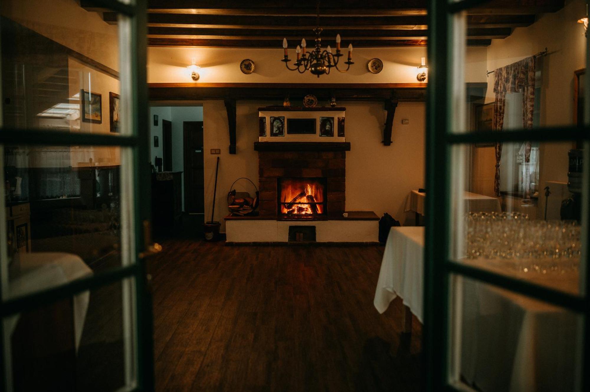 Hubertus Fogado Bed & Breakfast Csesznek Exterior photo