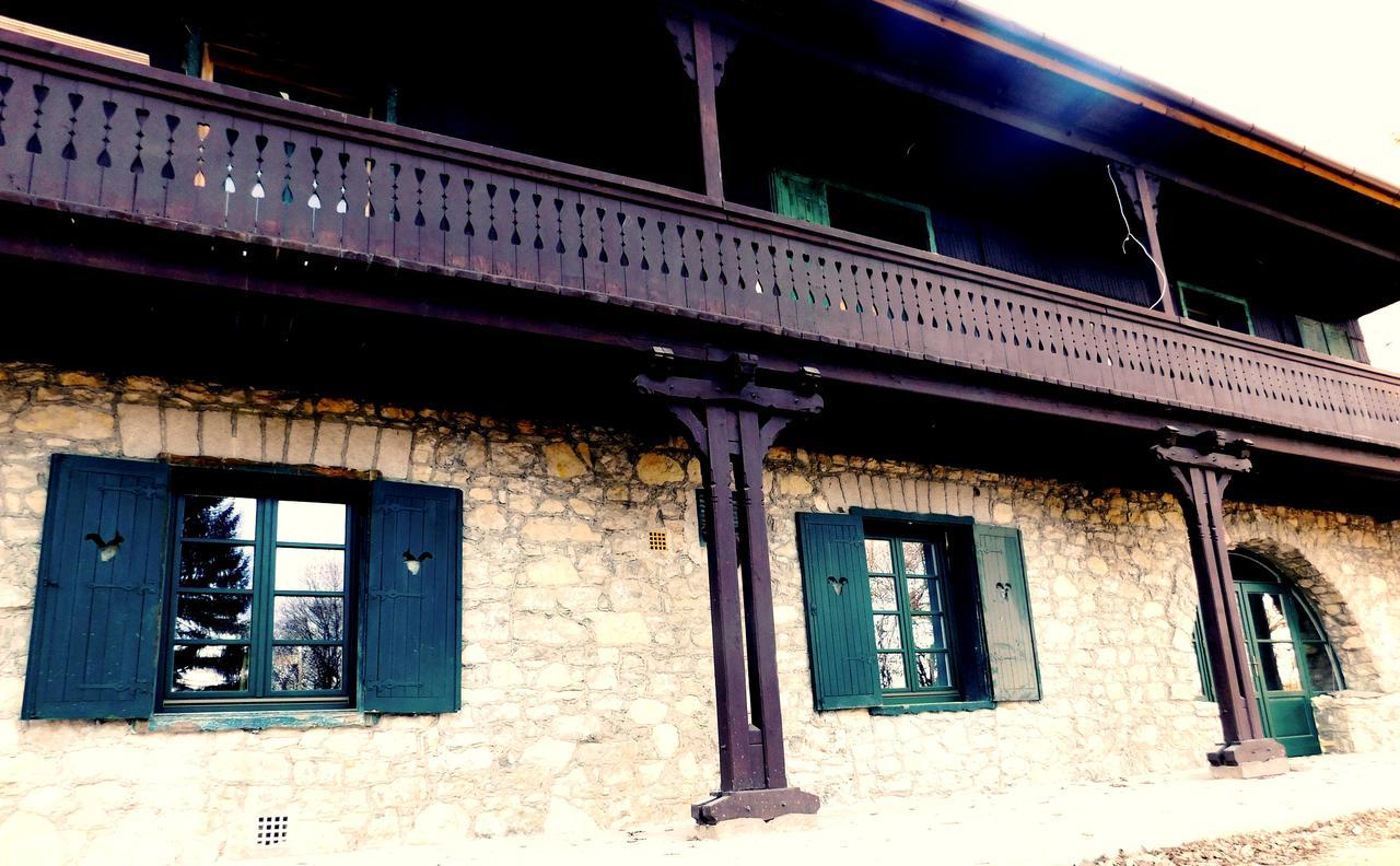 Hubertus Fogado Bed & Breakfast Csesznek Exterior photo