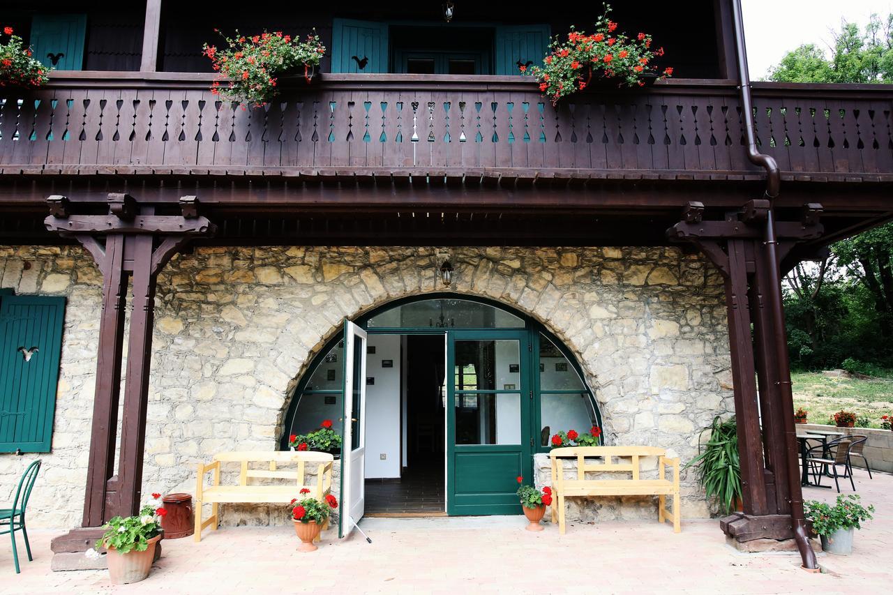Hubertus Fogado Bed & Breakfast Csesznek Exterior photo